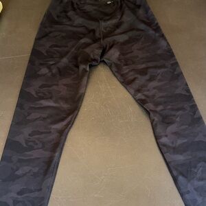 Like new! Vuori Black Camo Compression Tights